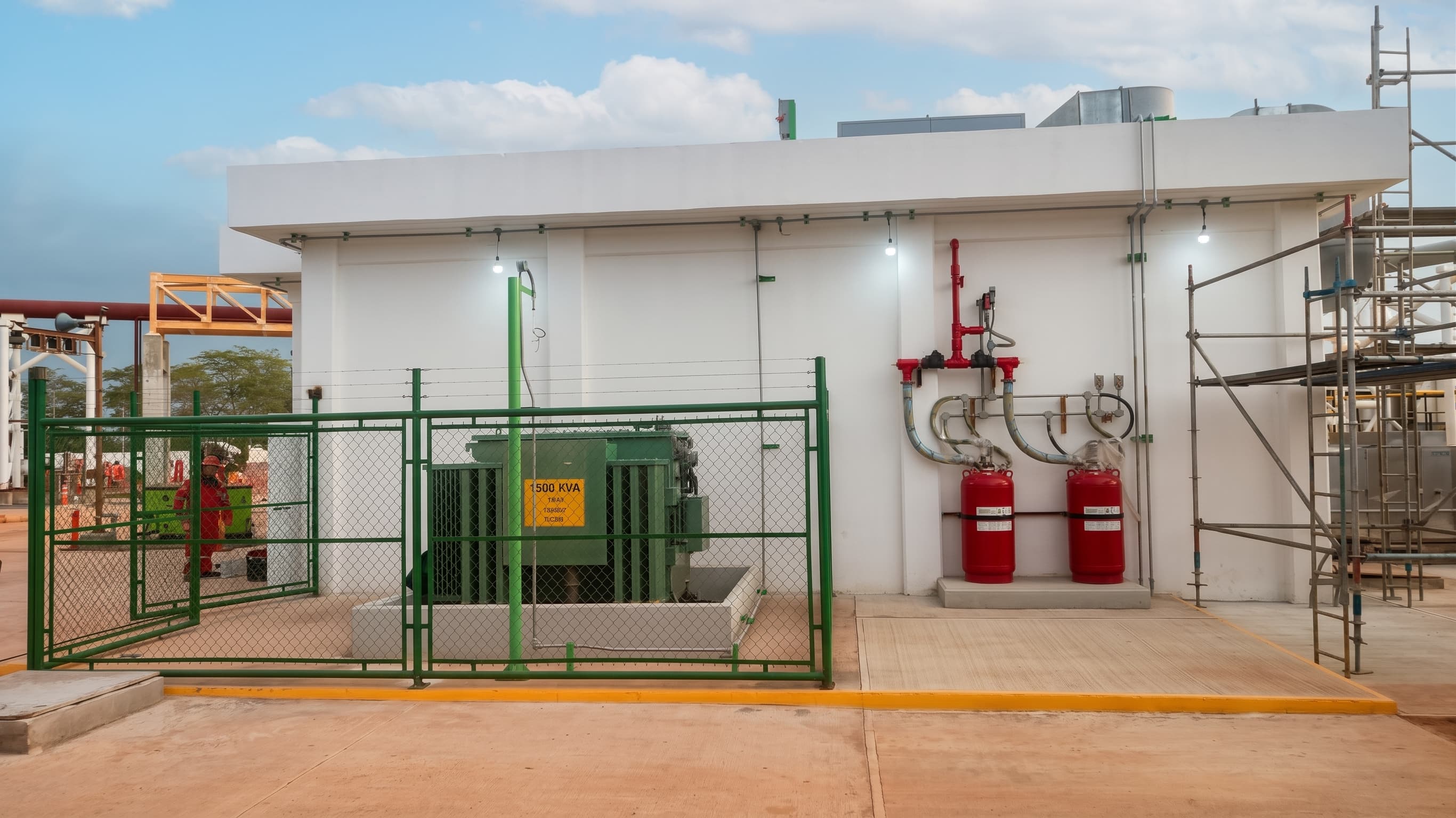 Cuarto eléctrico de Pemex en Villahermosa con los cilindros del sistema de supresión instalados en el muro exterior.